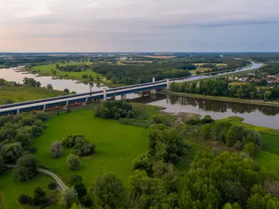 Deutschland, Sachsen-Anhalt, Magdeburg, Wasserstraßenkreuz, Mittellandkanal führt in einer Trogbrücke über die Elbe, mit 918 Meter die größte Kanalbrücke Europas.