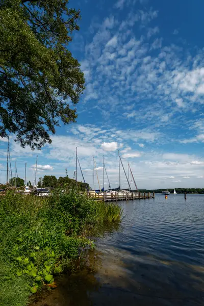 Blick vom "66-Seen-Wanderweg" an der Festwiese am "Scharmützelsee" Richtung Nordosten auf den sommerlichen Wolkenhimmel über der Marina von Wendisch Rietz